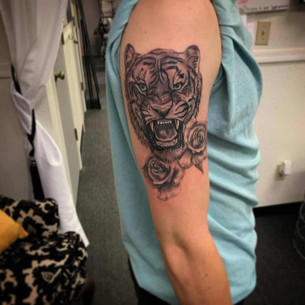 tatuajes tigres y rosas 8 Los 25 Mejores Diseños de Tatuajes de Rosas y Tigres